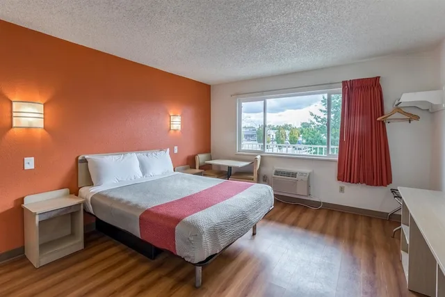 غرفة قياسية بسرير كوين، Motel6 Beaverton, OR 2/7