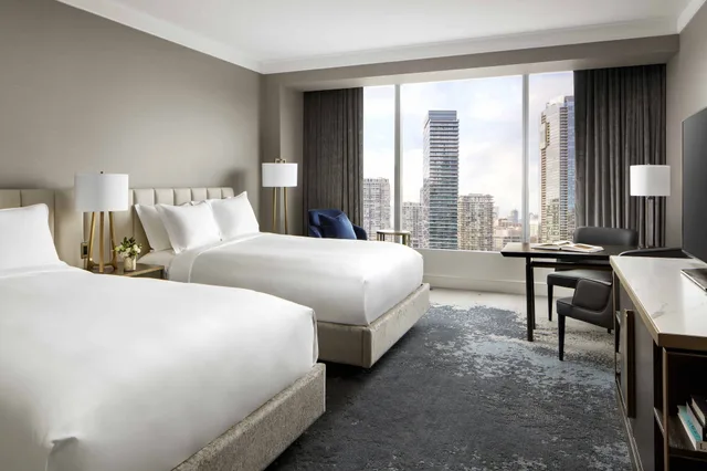 غرفة كلوب بسريرين مزدوجين مع دخول صالة النادي مع دخول الصالة، Ritz Carlton Toronto Hotel 3/9