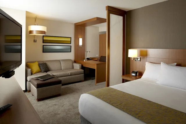 Specialty, King Bed, Sofa، Hyatt Place Calgary Airport 3/5