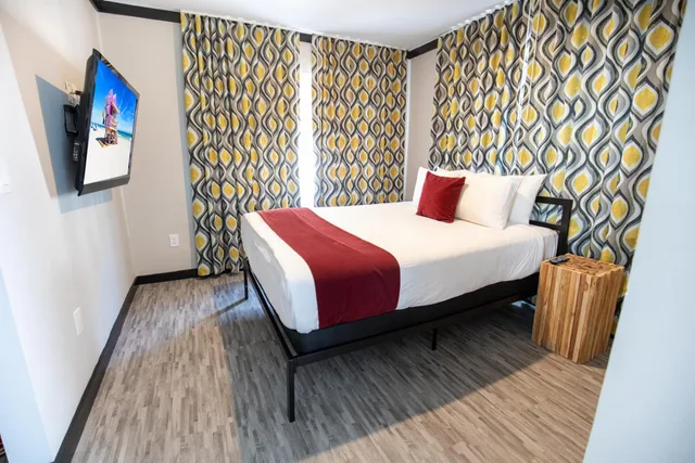 جناح ديلوكس بسرير كينج وسرير كوين بغرفة نوم واحدة لذوي الإعاقة، Metropole Suites South Beach 3/6