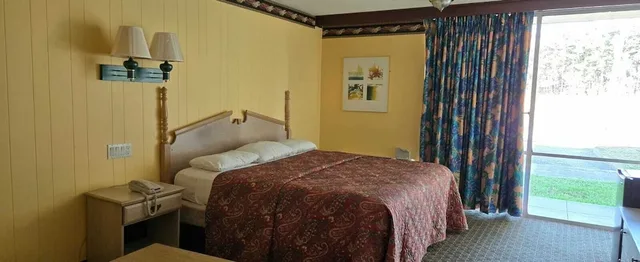 غرفة بسرير كوين للمدخنين، Sunset Inn Manning I 95 1/6