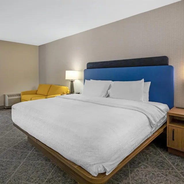 غرفة كبيرة بسرير كينج بإطلالة على المسبح مع أريكة، Hampton Inn & Suites Nashville/Franklin (Cool Springs) 1/1