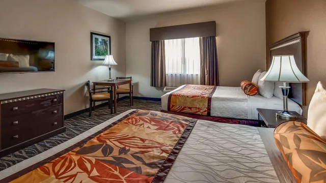 غرفة بسريرين كوين بحوض استحمام لذوي الإعاقة، Best Western Plus Battle Ground Inn & Suites 1/4
