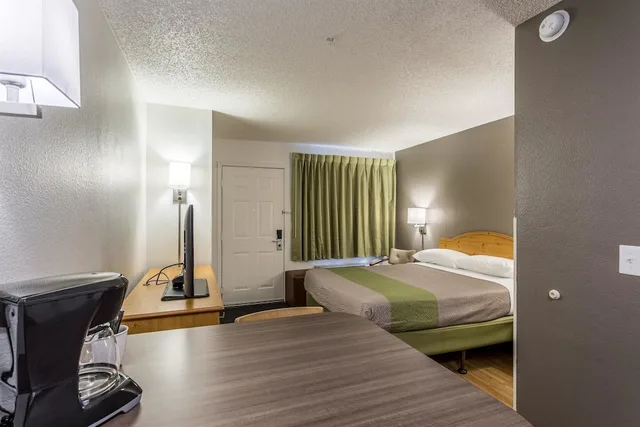 Standard, Queen Bed, Studio6 Albuquerque, NM - North 4/6