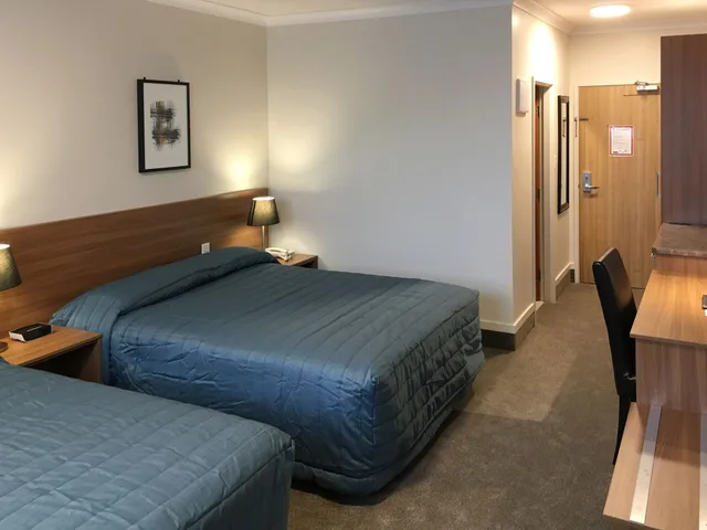 غرفة قياسية بسرير كوين وسرير فردي، The Victoria Hotel Dunedin 1/3