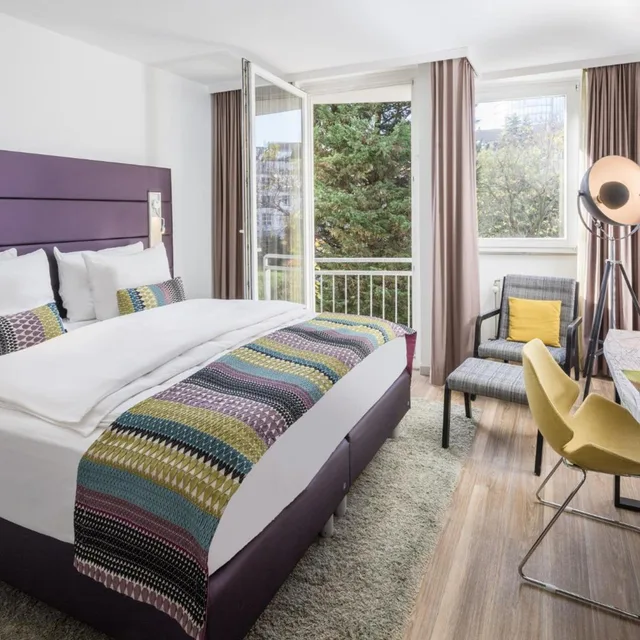 غرفة قياسية بسرير كينج وسرير كوين بإطلالة على الحديقة، Hotel Indigo Duesseldorf Victoriaplatz 3/10