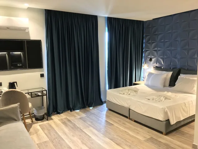 غرفة ديلوكس بسريرين منفصلين وسرير كينج مع أريكة، Athens Coast by London Hotel 1/3