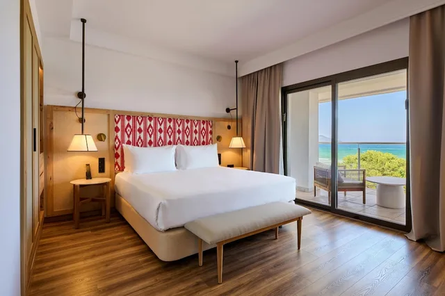 جناح بسرير كينج بغرفة نوم واحدة مع أريكة، Sarena de Muro Resort Mallorca part of Destination by Hyatt 4/10