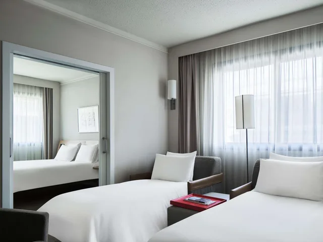 غرفة تنفيذية عائلية بسرير مزدوج مع أريكة، Novotel Athenes 7/10