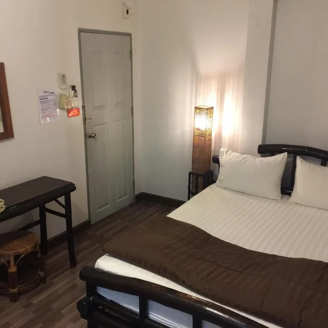 غرفة بسرير مزدوج بحمام مشترك، Lamphu House Bangkok 2/3
