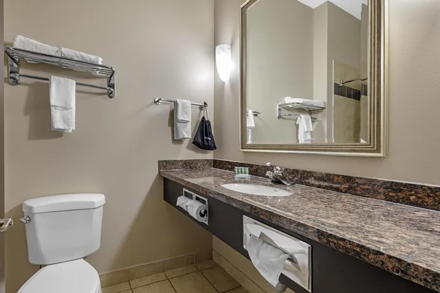 جناح بسرير كينج بحوض جاكوزي بمطبخ، Best Western Estevan Inn & Suites 3/8