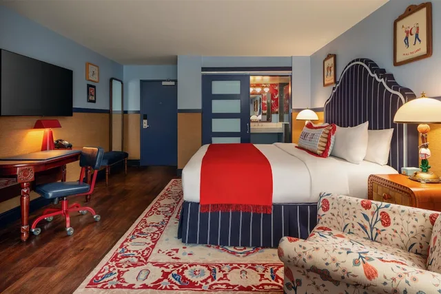 غرفة بسرير كينج بشرفة، Graduate by Hilton Dallas 6/8