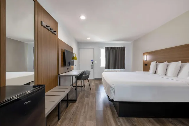 1 King Bed - Mobility Accessible Tub, Nsmk، Motel6 Santa Ana, CA 4/10