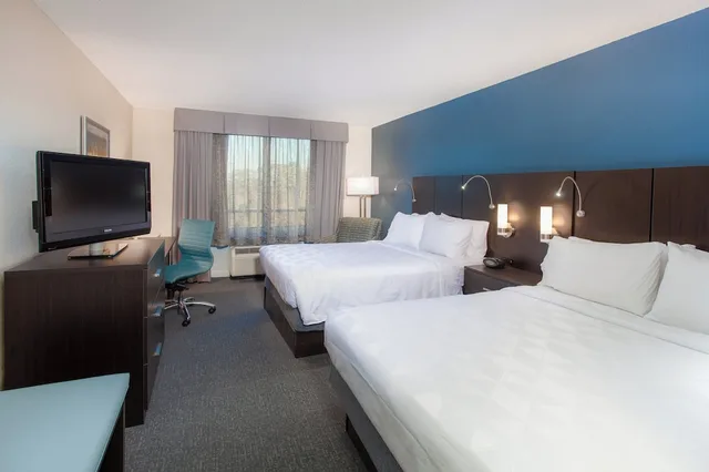 غرفة قياسية بسريرين كوين بحوض استحمام لذوي الإعاقة، Holiday Inn Hotel Suites Tallahassee Conference Center N 2/4