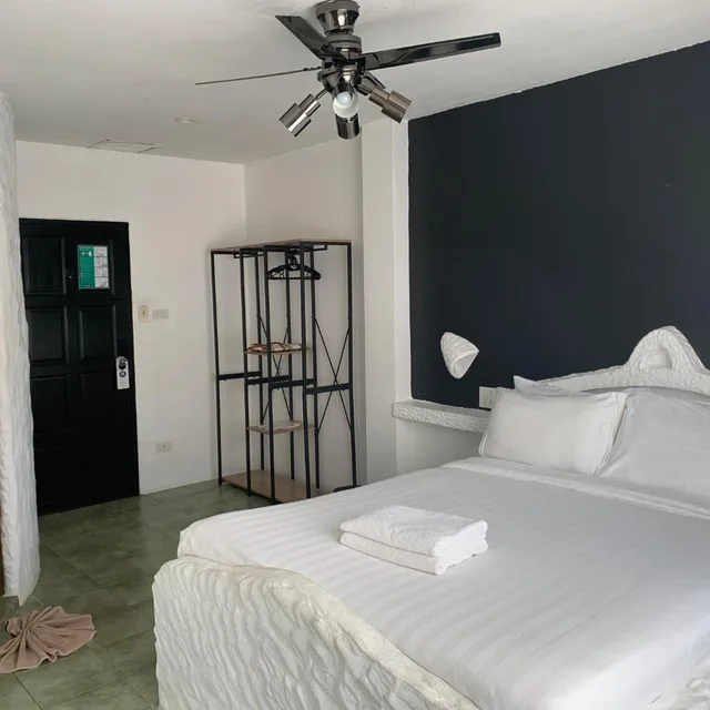 غرفة بسرير مزدوج بشرفة، Harrys Steakhouse & Beach Hotel 1/4