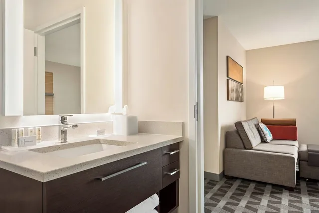 جناح بسرير كوين بغرفة نوم واحدة مع أريكة لذوي الإعاقة، TownePlace Suites by Marriott Janesville 2/2