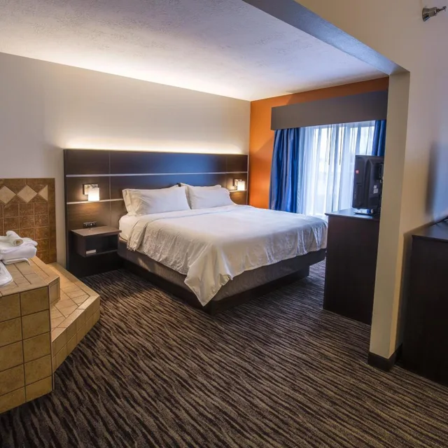 جناح بسرير كينج بغرفة نوم واحدة بجاكوزي، Holiday Inn Express Hotel & Suites Sioux Falls-Brandon, an IHG Hotel 1/2