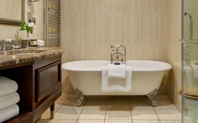 غرفة تنفيذية بسرير كينج بإطلالة على البحيرة، Lough Erne Resort 5/5