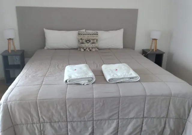 غرفة ديلوكس بسرير كينج وثلاثة أسرّة، Apart Hotel Quijote by DOT Suites 2/3