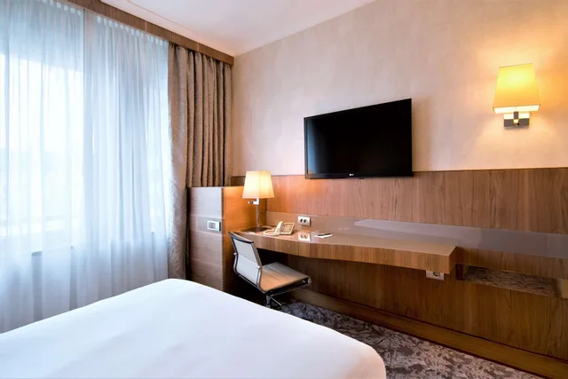 Guest Room, King Bed, Hilton Milan Hotel 10/13