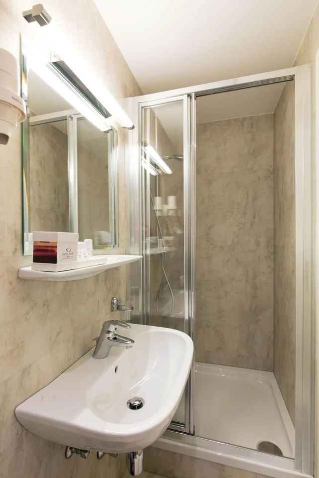 غرفة أساسية مفردة، Hotel Post 4/12