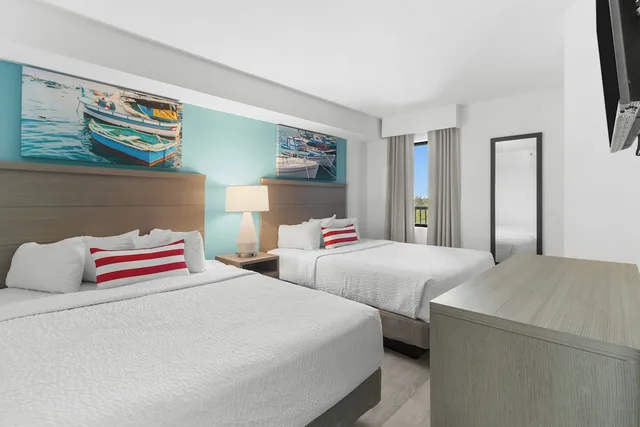 3 Bedrooms, Mariner, Condo, Deluxe, King Bed, 3 Queen Beds, Ocean Front, Sofa، Compass Cove Resort 3/10