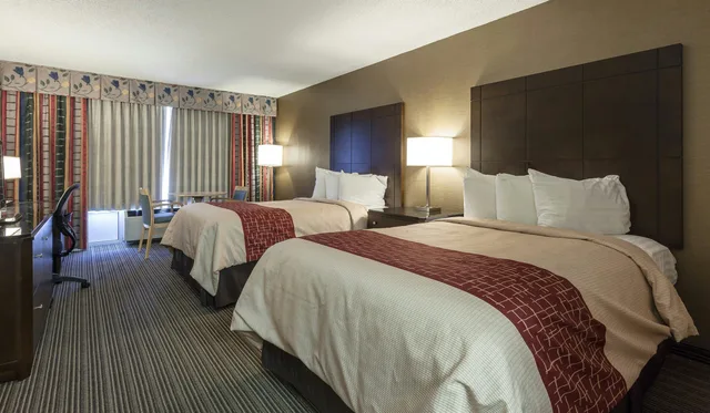 غرفة بسريرين مزدوجين لذوي الإعاقة، Red Roof Inn & Suites DeKalb 1/5