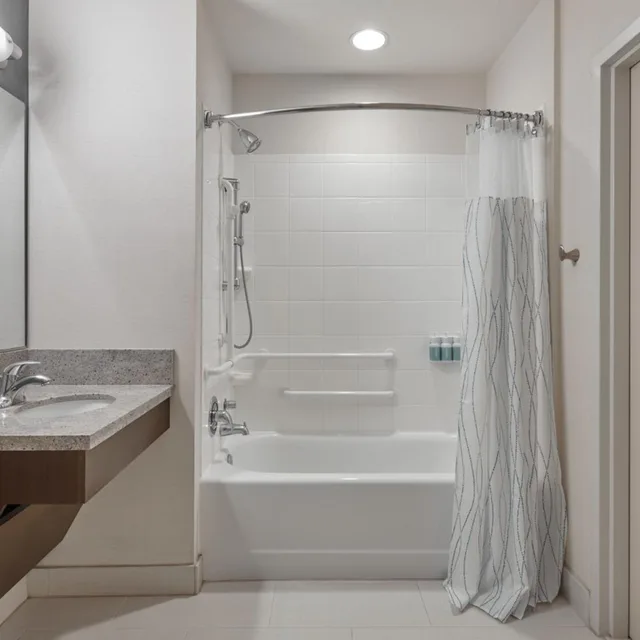 Room, 2 Queen Beds, Bathtub, Accessible, Courtyard Marriott City Center 4/4