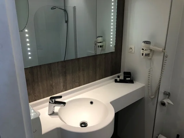غرفة تنفيذية بسرير كوين، HOTEL CASTEAU RESORT MONS 9/10