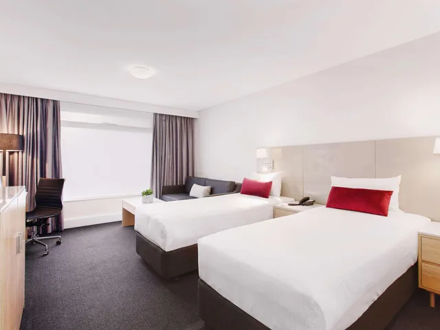 Room, 2 Queen Beds, Mercure Melbourne Albert Park 4/5