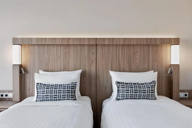 غرفة بسريرين منفصلين بإطلالة على الفناء، Courtyard by Marriott Szczecin City 2/4