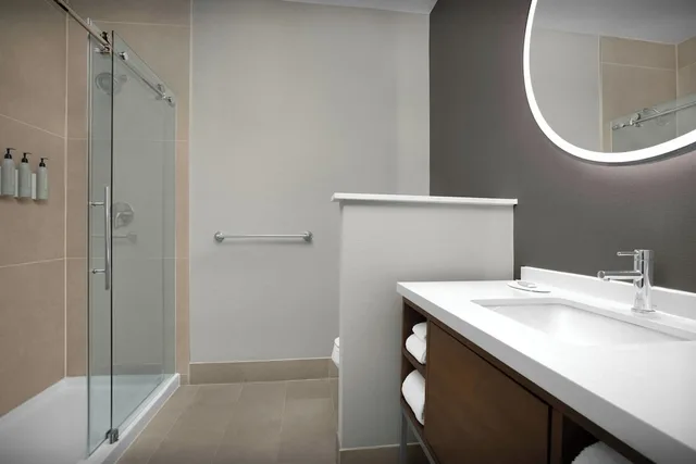 غرفة بسرير كينج لذوي الإعاقة، Courtyard by Marriott San Antonio SeaWorld - Westover Hills 3/5