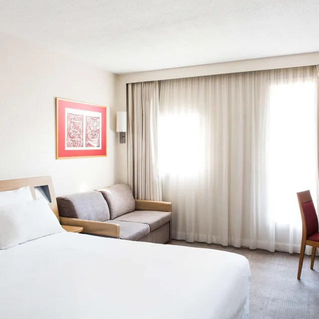 غرفة عائلية بسرير كوين مع أريكة، NOVOTEL LILLE AEROPORT 1/10