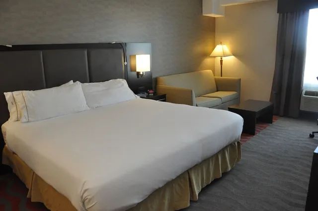 غرفة قياسية بسرير كينج مع أريكة، Holiday Inn Express Barrie 2/4
