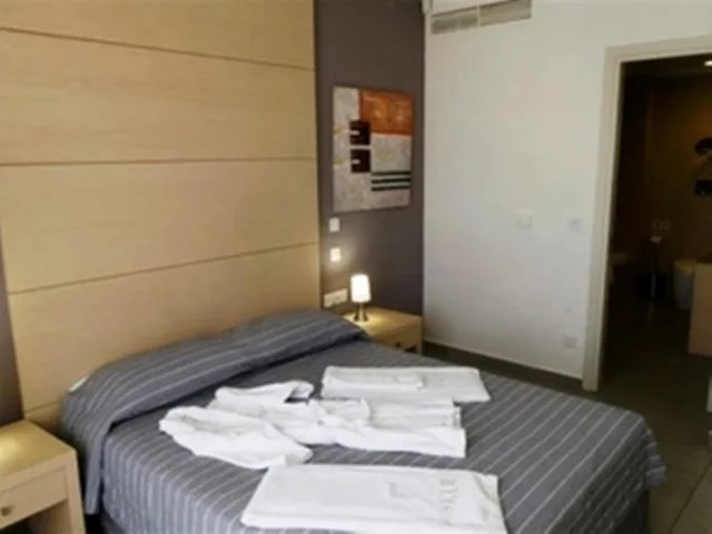 غرفة بسرير مزدوج أو سريرين منفصلين بإطلالة على البحر، Capital Coast Resort & Spa 1/1