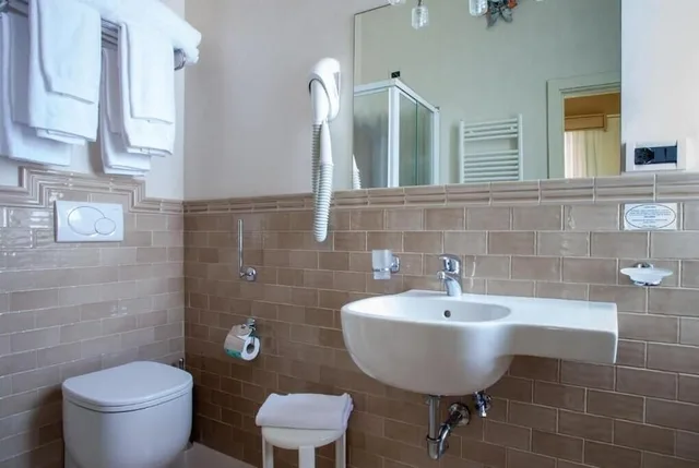 جناح متصل بسرير كوين وسريرين منفصلين بإطلالة على البحر بشرفة، Hotel Olimpia 5/5