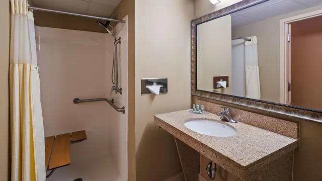 غرفة بسرير كينج بحوض استحمام لذوي الإعاقة، Best Western Crossroads Of The Bluffs 8/8