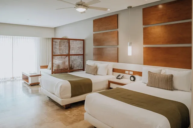 جناح جونيور ديلوكس بسريرين كوين بإطلالة جزئية على البحر مع أريكة، The Reef 28 All Inclusive - Adults Only 2/2