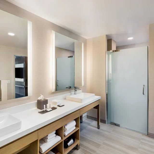 جناح بسرير كينج بغرفة نوم واحدة مع أريكة بحوض استحمام لذوي الإعاقة، Courtyard By Marriott Los Angeles Monterey Park 2/2