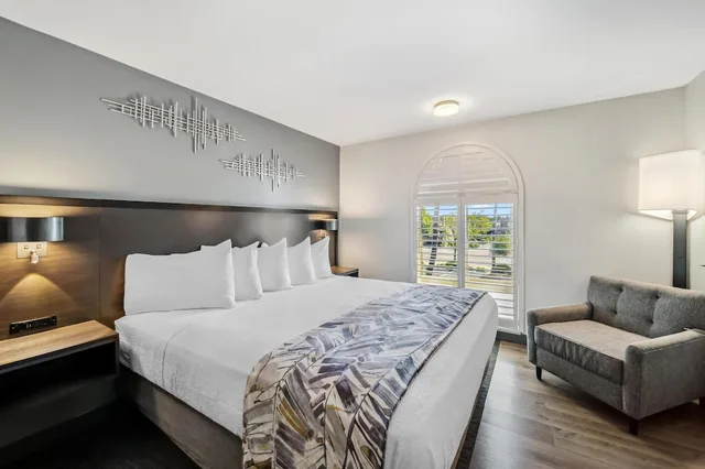 جناح تنفيذي بسرير كينج مع أريكة، Best Western Plus Hilltop Inn 2/5