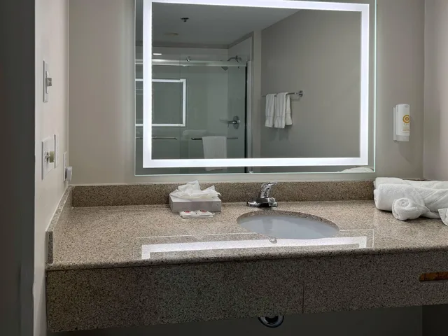 غرفة بسريرين كوين لذوي الإعاقة، Comfort Inn & Suites Syracuse-Carrier Circle 6/10