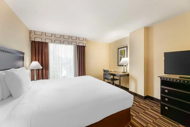 غرفة بسرير كينج بحوض استحمام لذوي الإعاقة، Best Western Plus Victor Inn & Suites 4/8