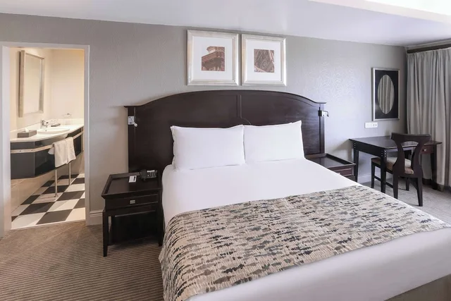 غرفة بريميوم بسريرين منفصلين بإطلالة على البحر، Southern Sun The Marine Hotel 5/6