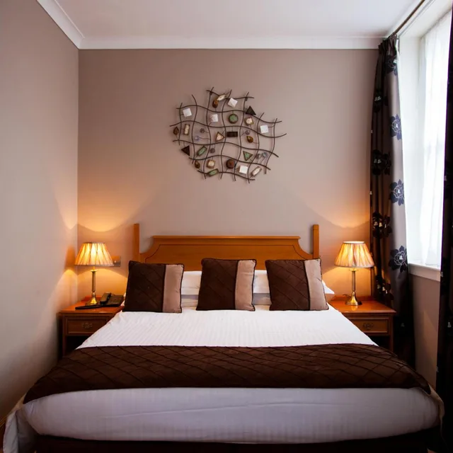 غرفة بسرير كينج، The City Hotel 1/9