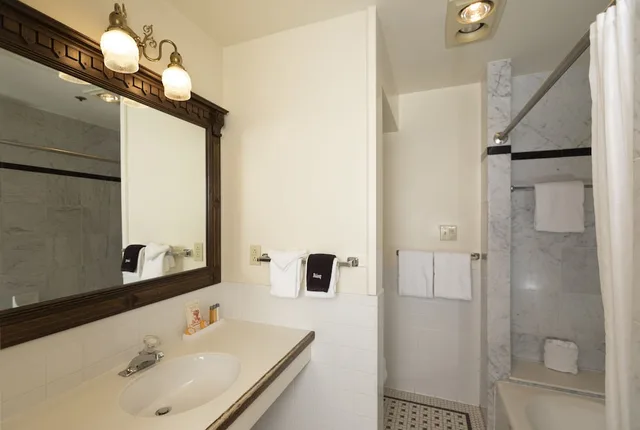 غرفة كلاسيكية بسرير كوين وسرير فردي، HISTORIC STRATER HOTEL 10/10