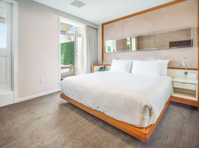 Premier, King Bed, Terrace, 33 Hotel, New York City, Seaport 3/8