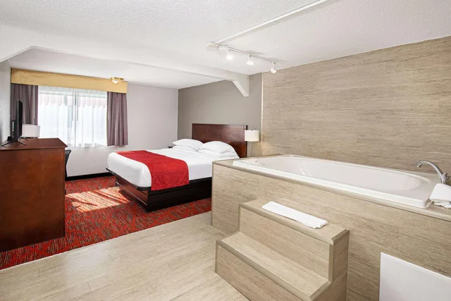 Deluxe, Studio, King Bed, Ramada By Wyndham Bowling Green 1/1