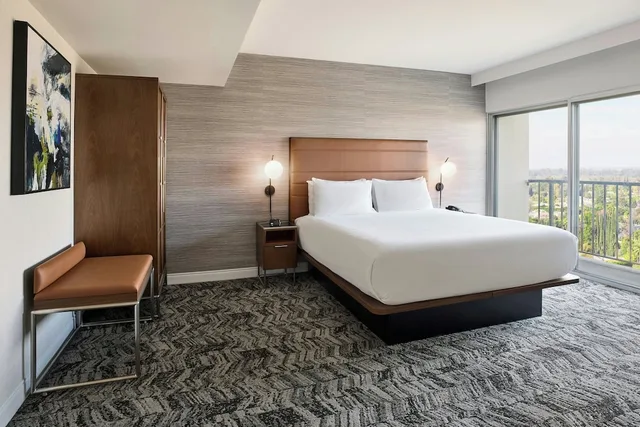 جناح بسرير كينج مع أريكة، Courtyard By Marriott Los Angeles Sherman Oaks 1/2