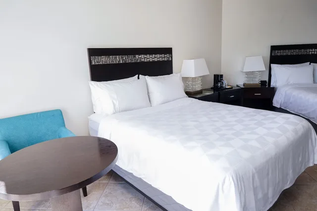 غرفة قياسية بسريرين كوين بإطلالة على البحر، Holiday Inn Resort Grand Cayman, an IHG Hotel 10/10