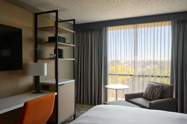 Room, King Bed, Pool View, Patio, El Paso Marriott 7/10